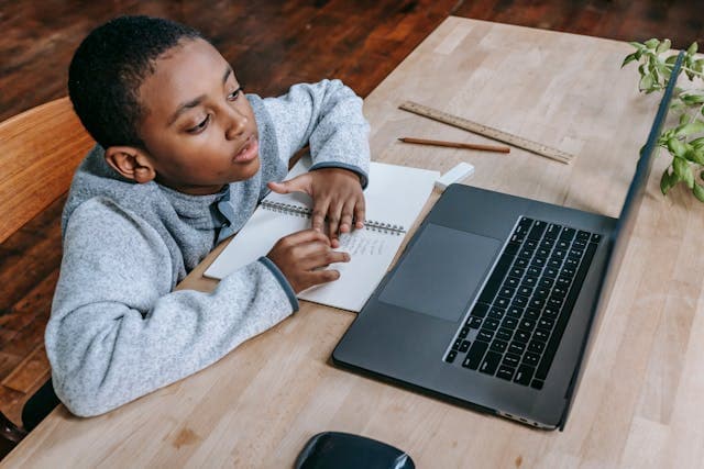 a child learnig to code